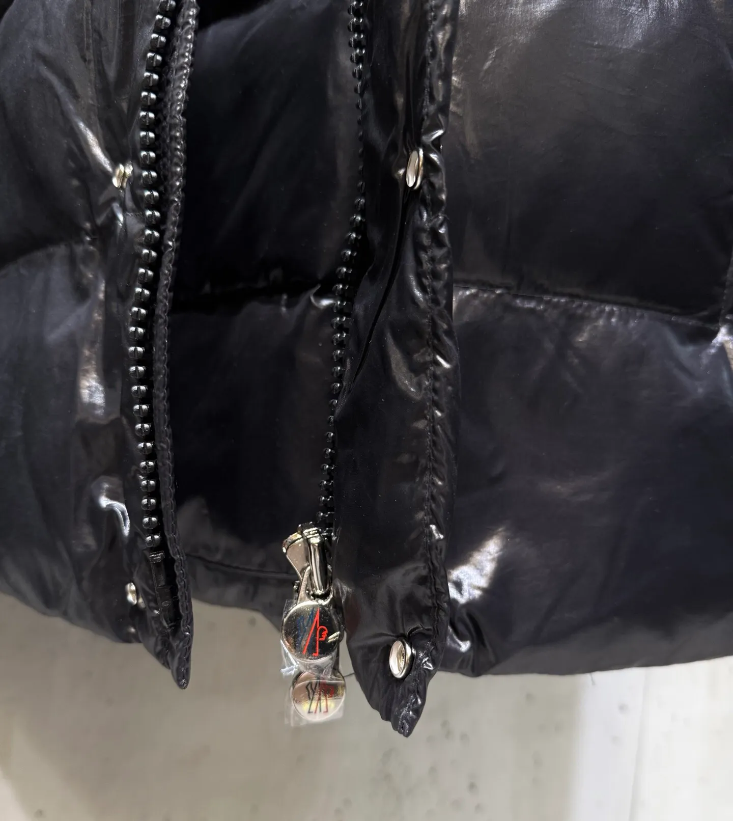 P390 Moncler/ 2026 70 、 。 DNA ， ， 。 Classic ， 、 。 Classic 70 。 Quality， 90 ，Premium Quality ， ，Black ！ Sizes M-3XL